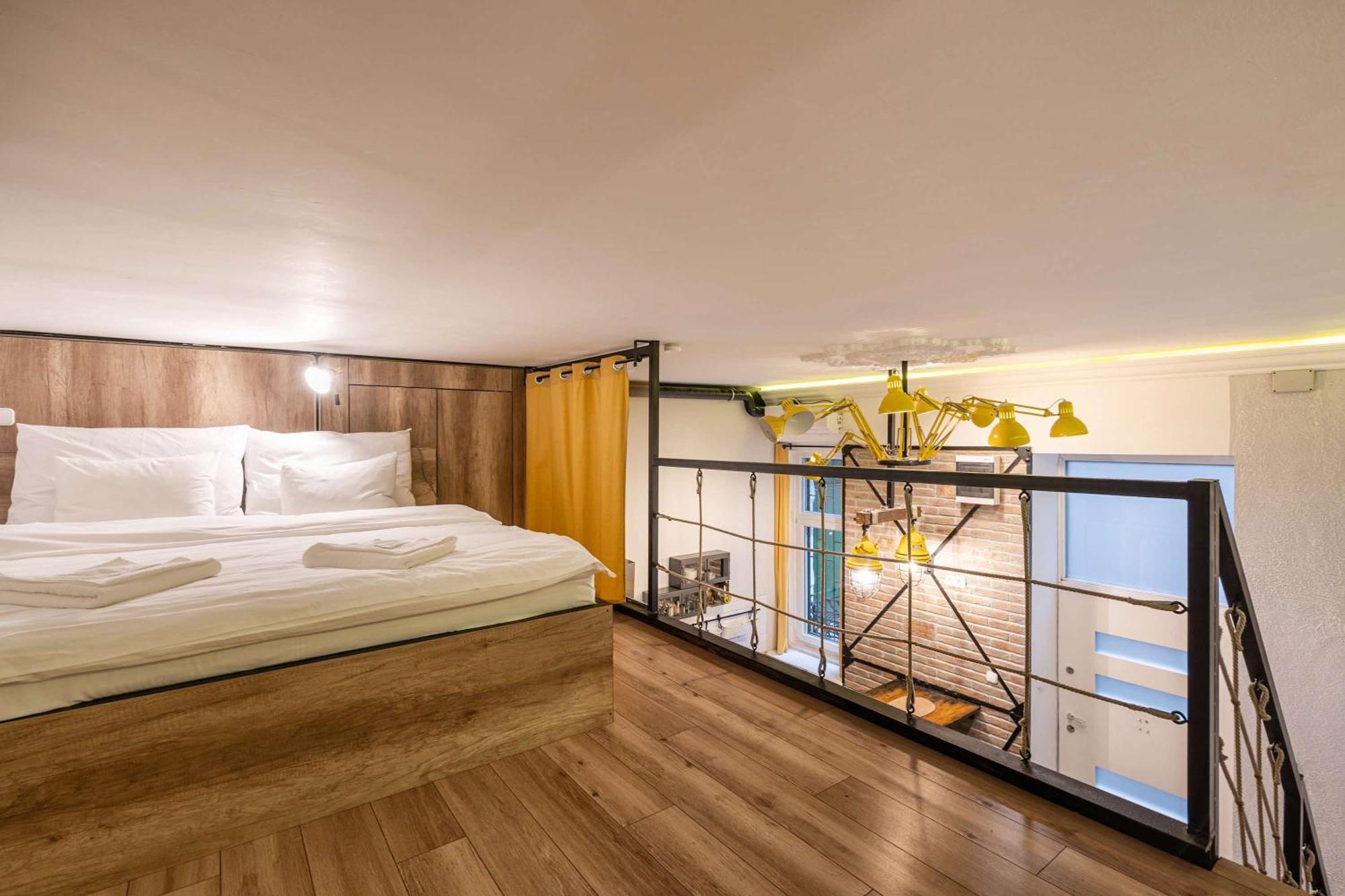 Yellow Compass W40 Budapešť