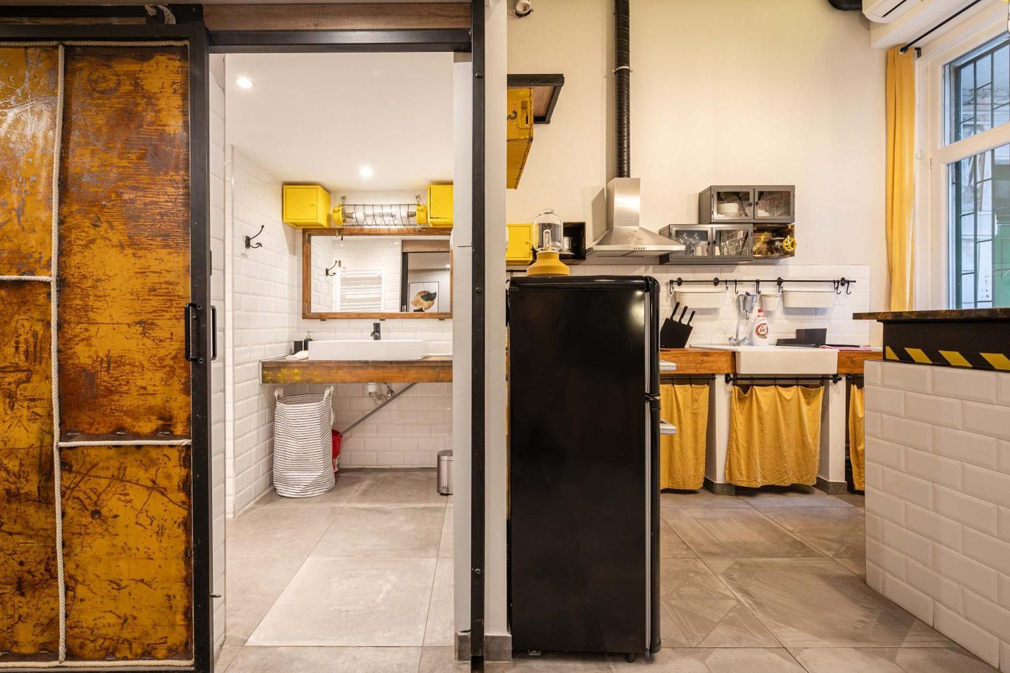Yellow Compass W40 Apartment